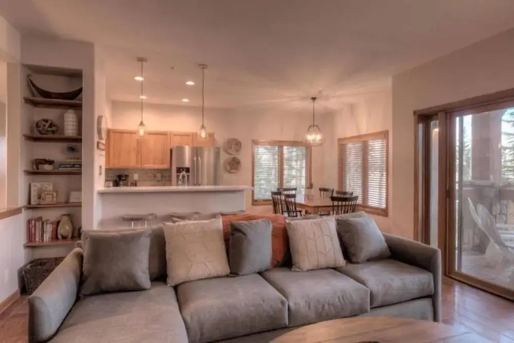 Snowflake Lift Neighborhood - 3 Bedroom Condo - 1 Block to Lift!