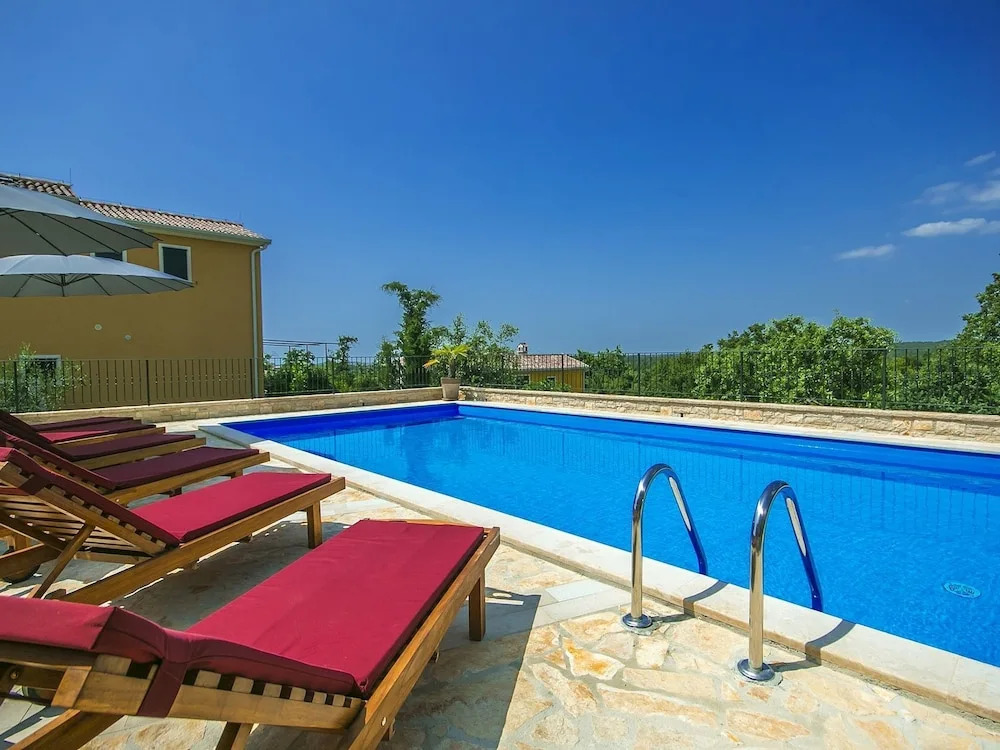 Beautiful Child-friendly Villa With Private Pool in Porec