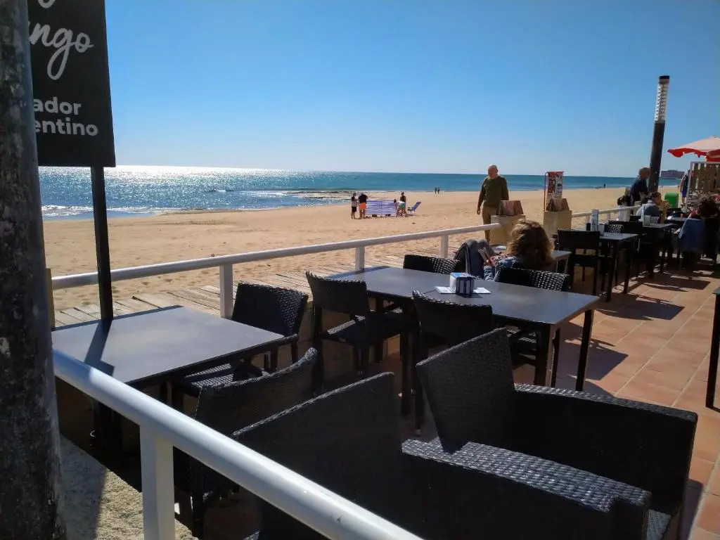 7th floor beachfront apartment with stunning views
