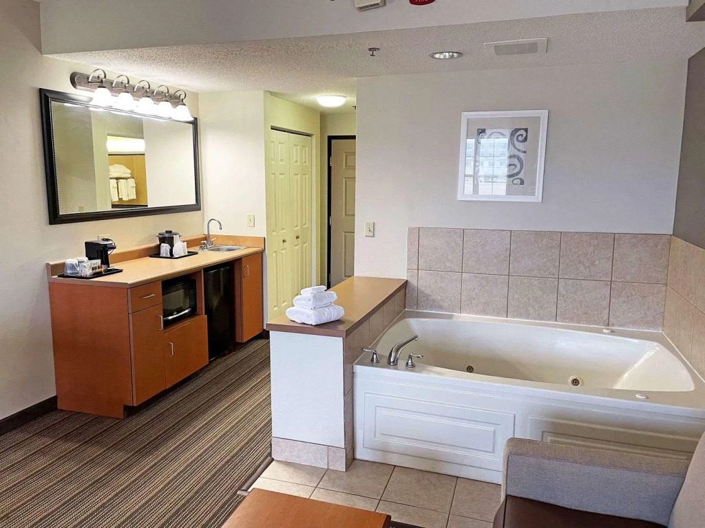Country Inn & Suites by Radisson, Findlay, OH