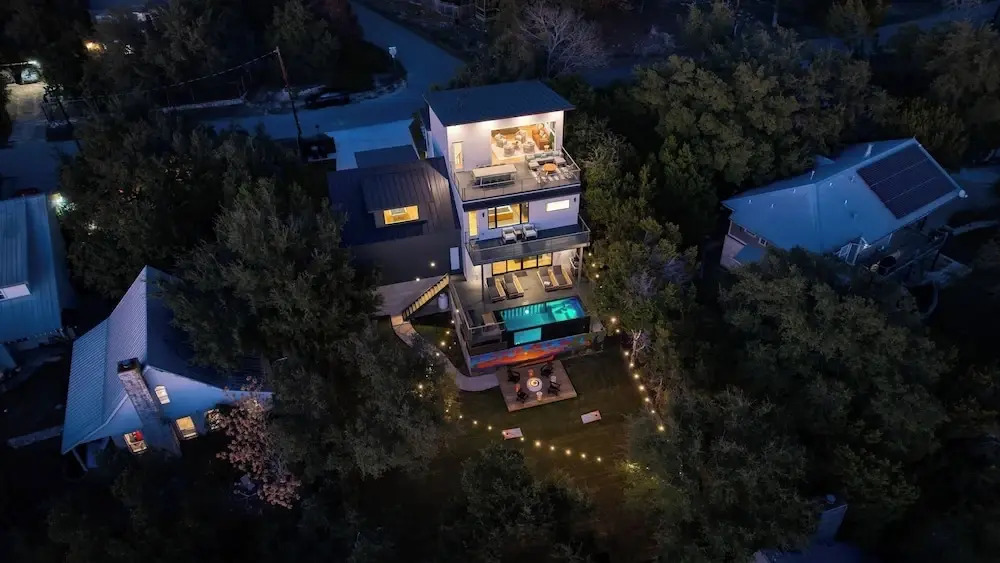 Sundown Social by Avantstay Lake Austin Views Pool, Firepit, Deck + Game Room A+ Designer Style