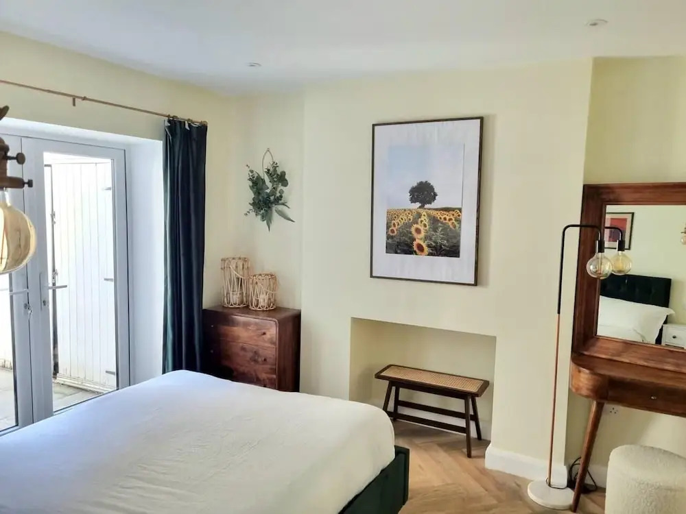 Spacious & Renovated 1-bed Garden Flat in London