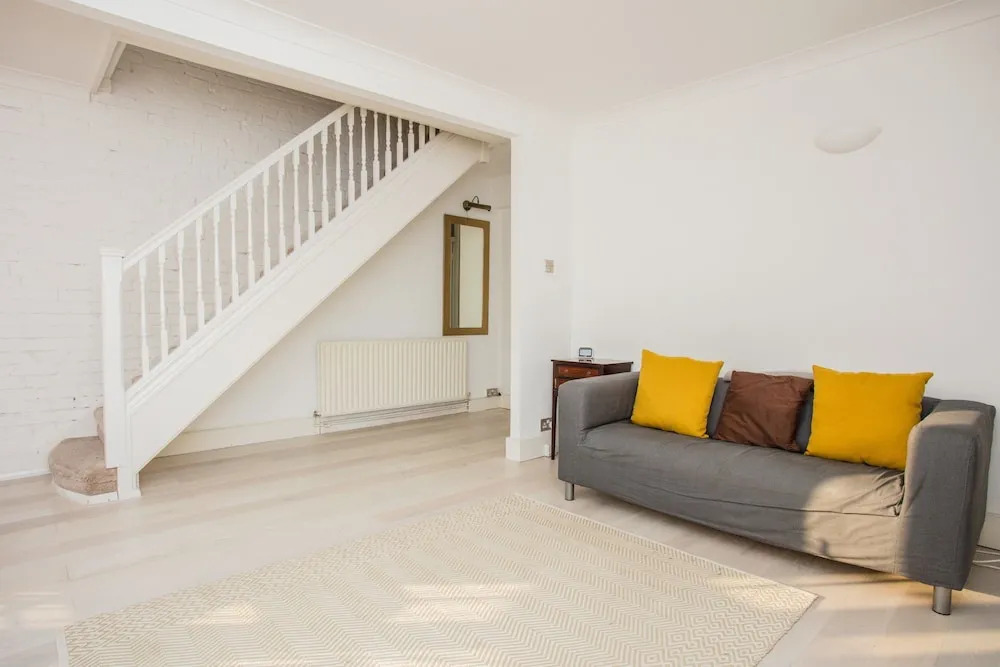 2 Bedroom Flat In Stepney Green