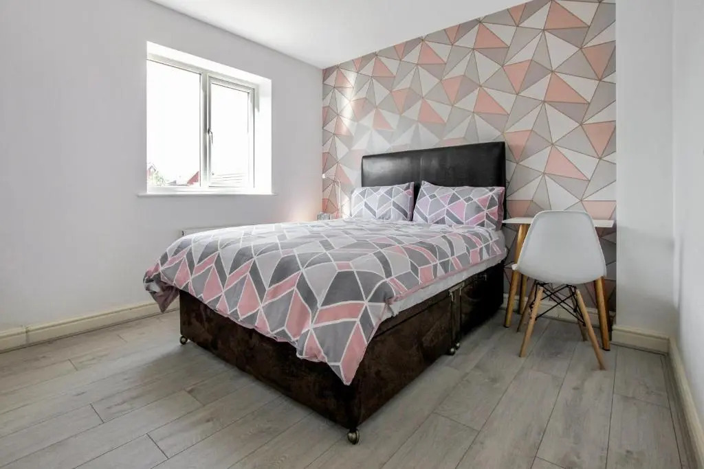 Pink Sapphire Double Room with En-suite & Wifi