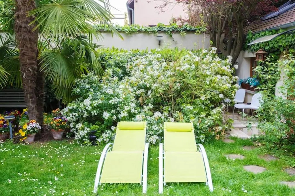 Studio avec jardin clos et wifi a Ville d'Avray a 1 km des pistes