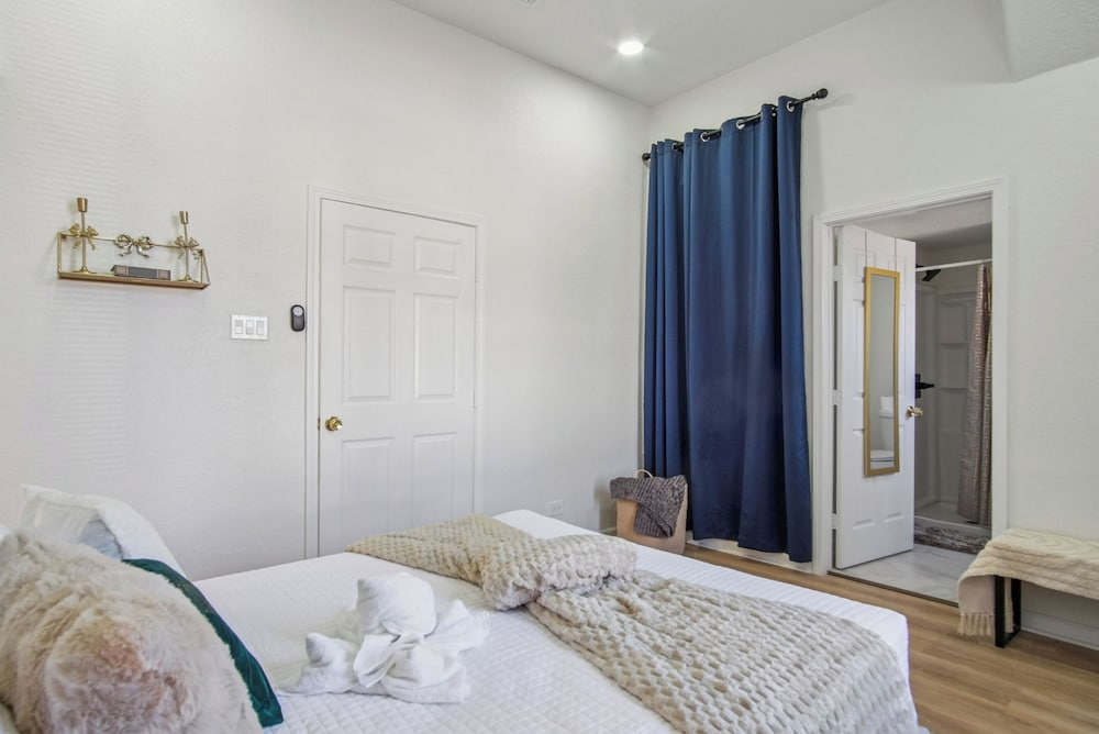 Cozy Historic Gem: 5 Mins to Downtown SA
