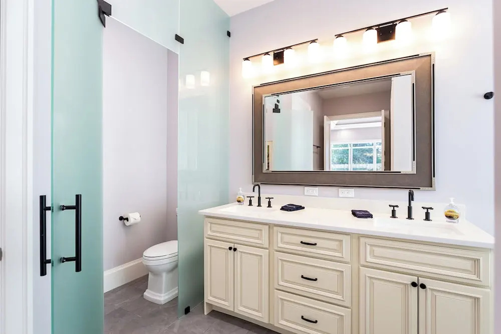Imola: Newly Remodeled Pool Home Minutes from Vanderbilt Beach. Family-Friendly Retreat with 4 BR, 3.5 Bathrooms, and Private Screened Pool. Perfect Location Near Mercato and Naples Attractions