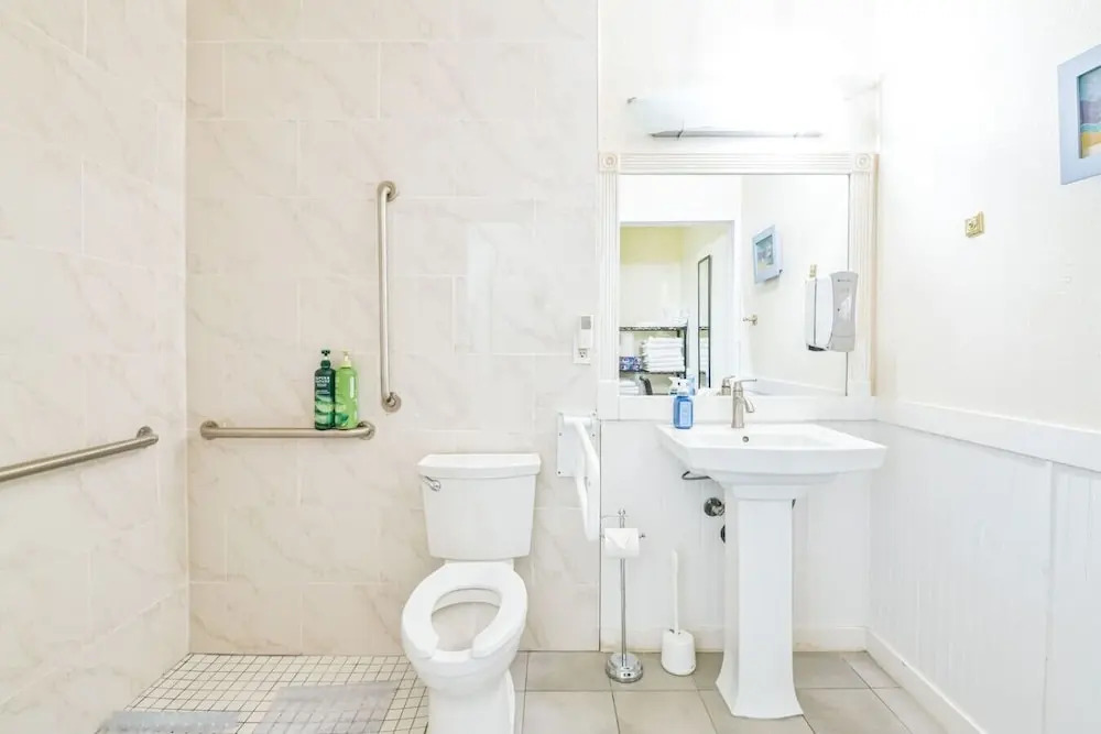 592 6 Bedrooms Walking Distance to Airport