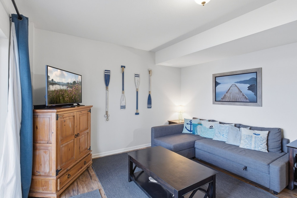 Lakefront Log Cabin With Private Dock, Two Decks & Cozy Comfort at 35mm in Sunrise Beach