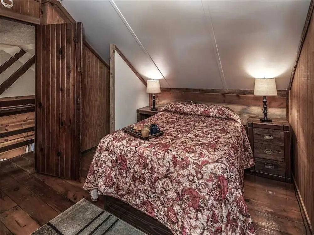 Bear Bones, 2 Bedrooms, Front Porch, Midtown, Sleeps 4