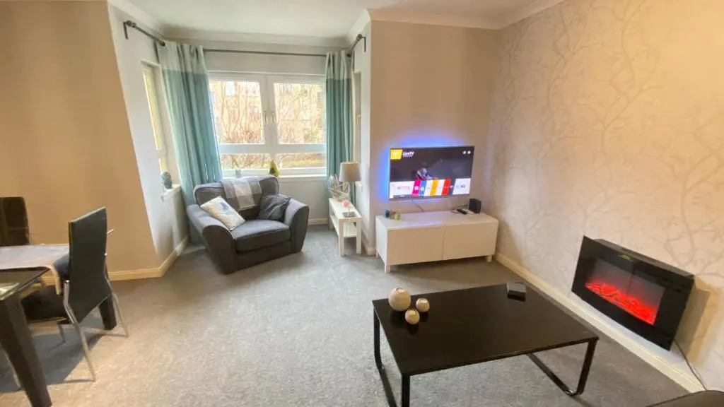 Paisley Central Apartment #3