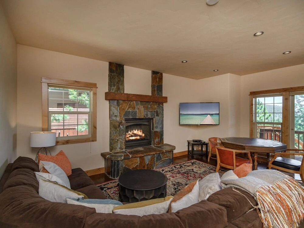 Stunning and Spacious in Truckee by RedAwning