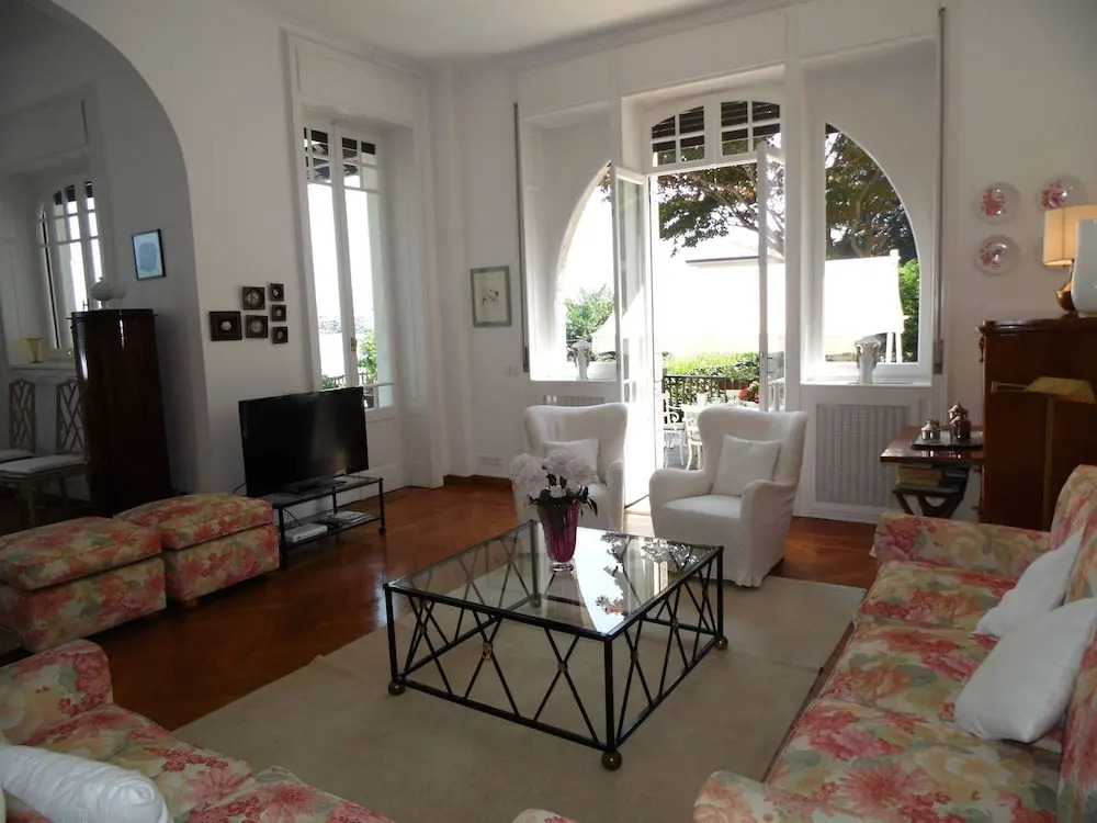Villa with pool, facing the lake, in a unique location with beautiful views