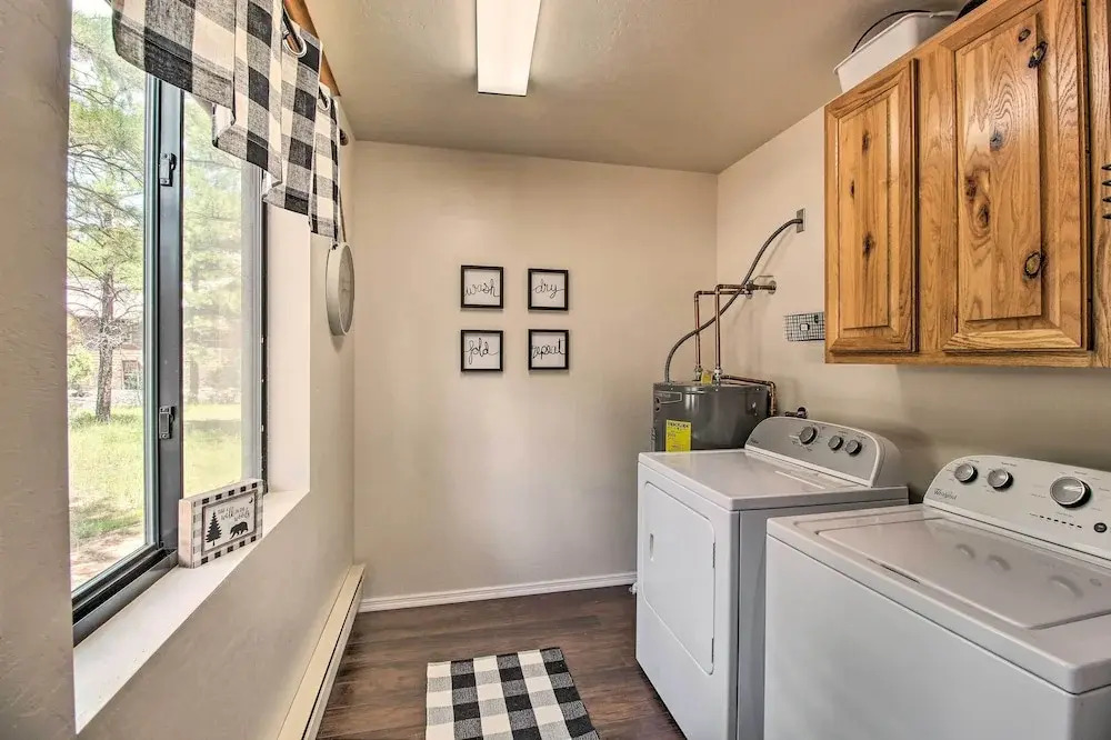 2 Mi to Fool Hollow Lake: Wooded Cabin w/ Fire Pit