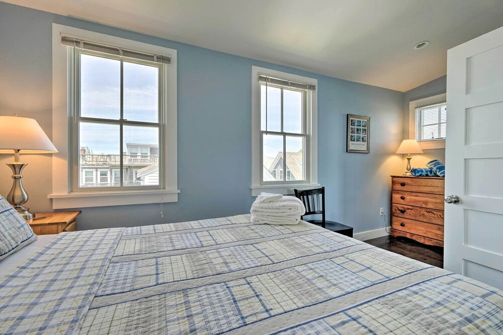 Couples Retreat! Penthouse Near Commercial Street