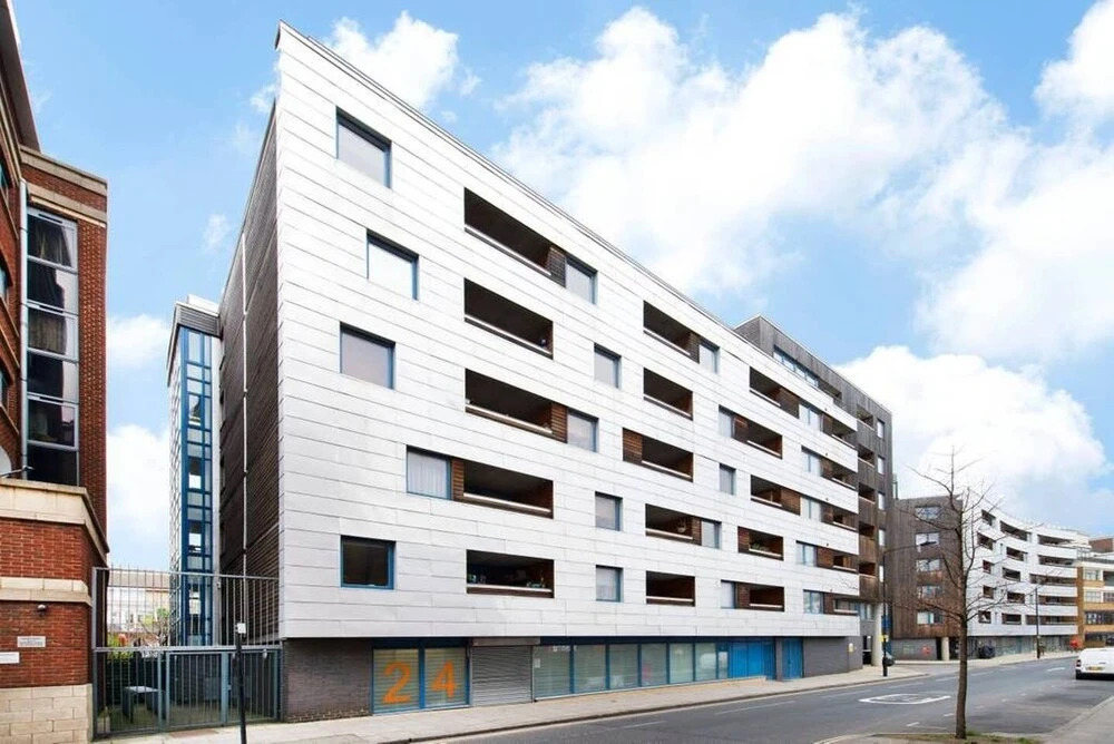 Homely 1 Bedroom Canal Side Flat with Balcony