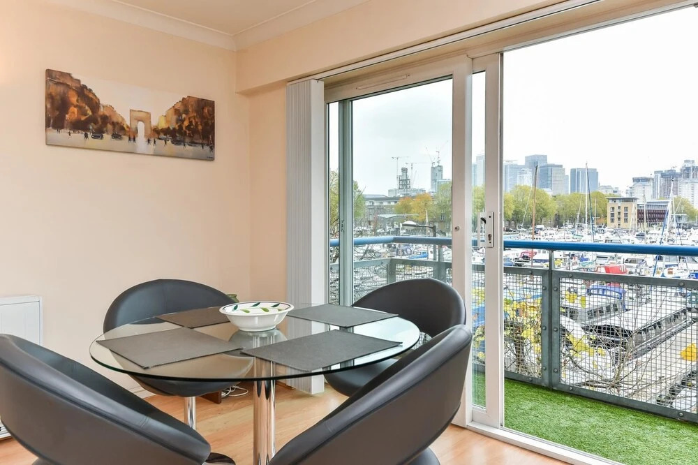 Superb Two Bedroom Flat By The Water - Great Views