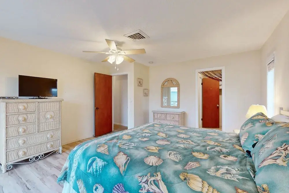 Spacious Seaside Cottage w/ Sunroom 1-minute Walk to Vilano Beach