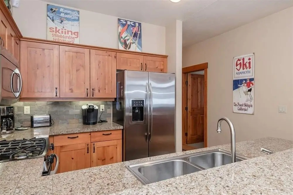 Stylish End Unit On Fairway, Hot Tub - Walk To Lift 2 Bedroom Condo