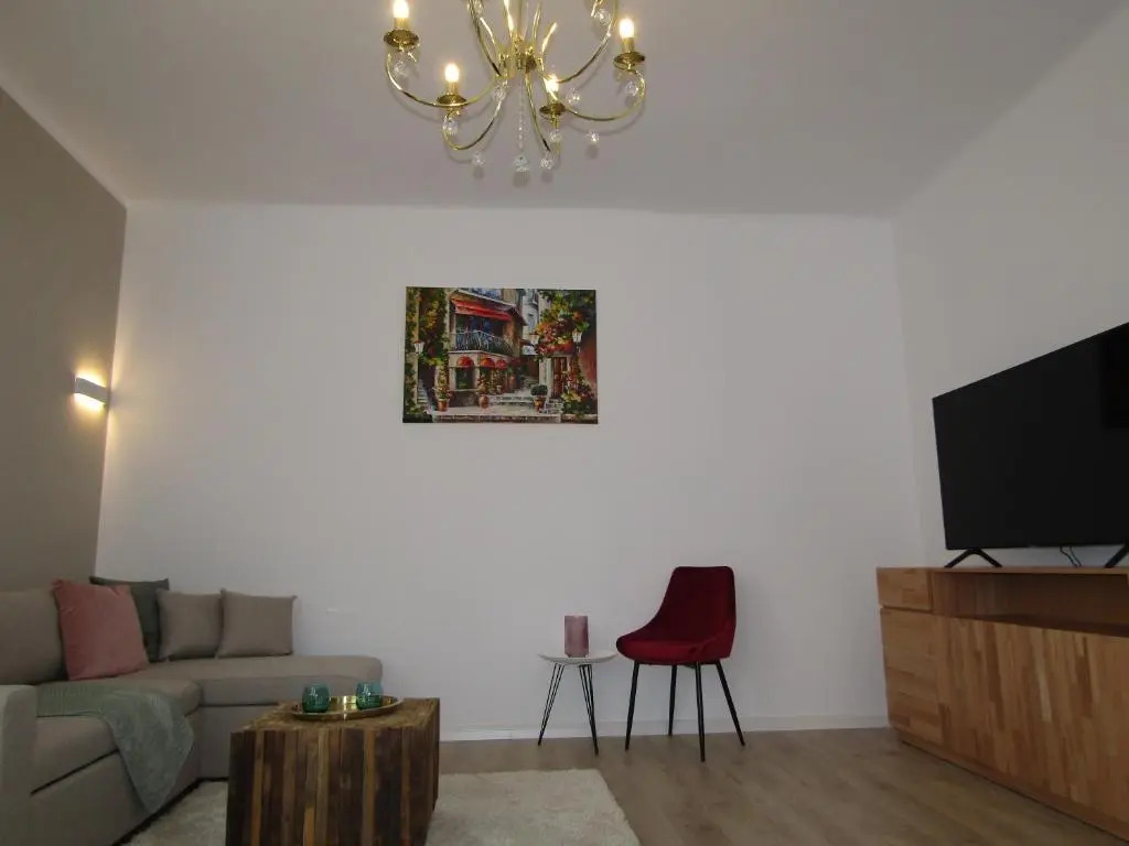 Homey Luxury- entire house, free parking, yard