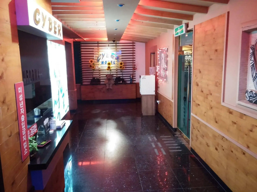 Cyber Motel