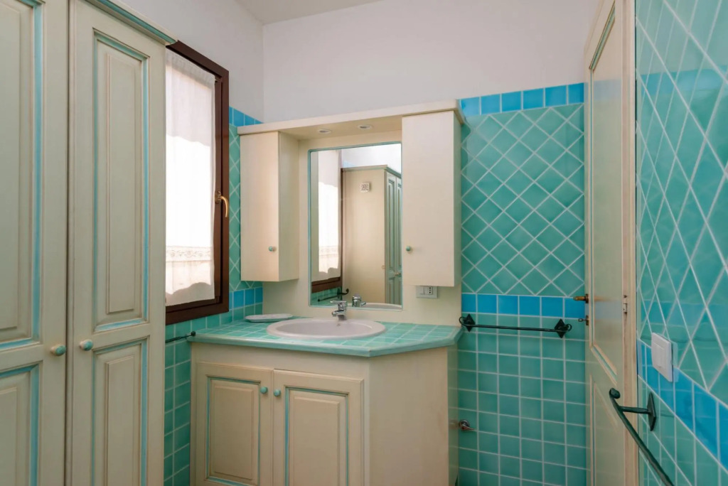 The apartment has 2 bedrooms, living room with kitchen, bathroom with shower and a large covered ter-Pedra Rosa F2