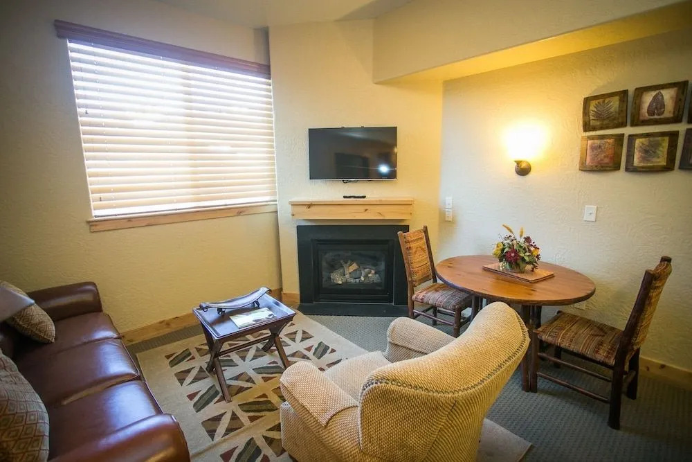 Amazing Mountain Views and Full Kitchen by RedAwning - Save 20% on 7+ Nights!