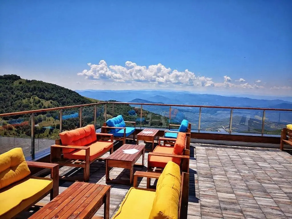 Above the Valley P86 - Milmari Resort