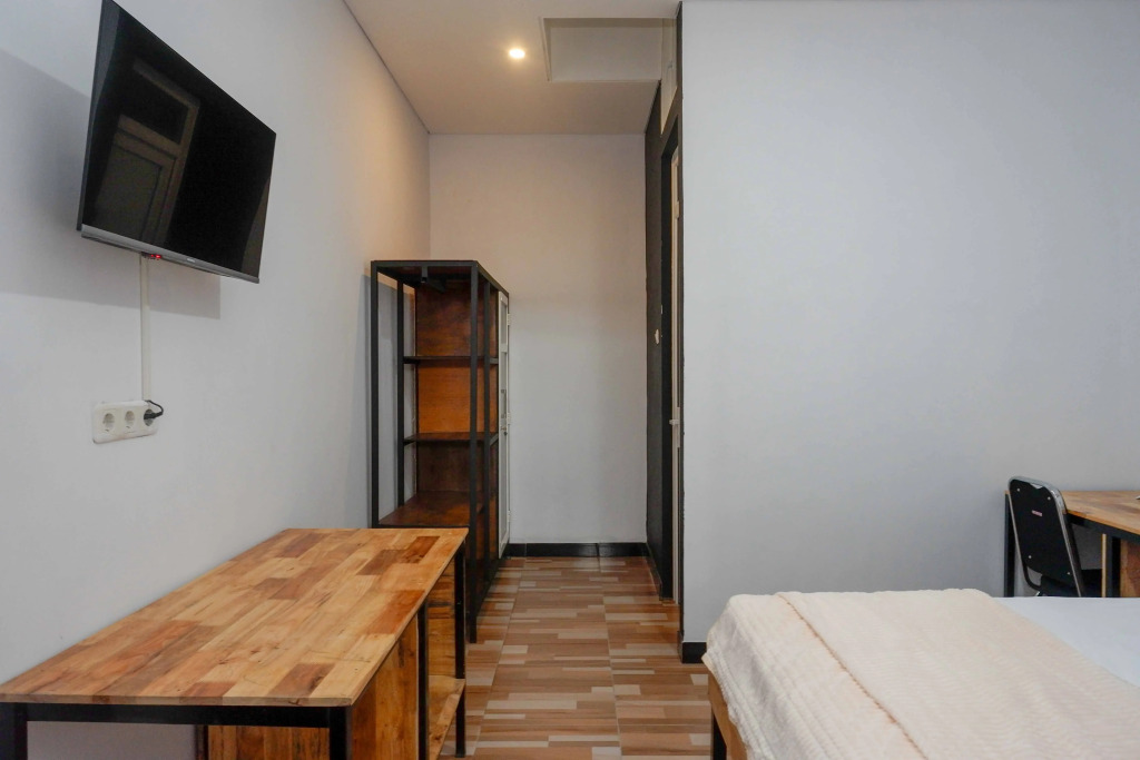 RedDoorz Plus near Patung Kuda Undip