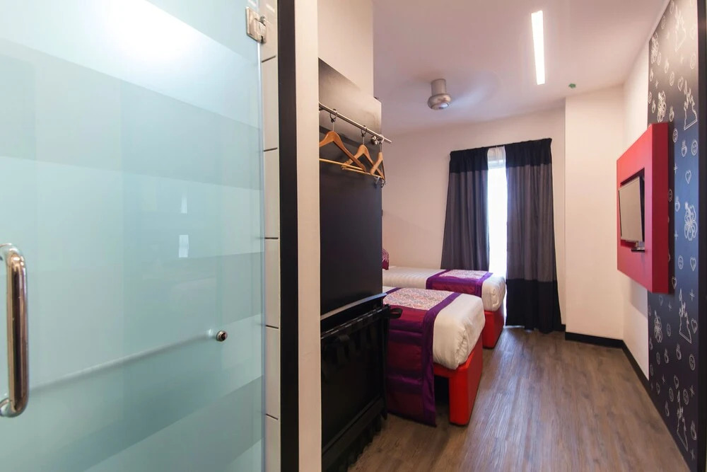 OYO 306 Tune Hotel