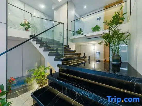 Yingman Hotel (Chongqing East Station Changshengqiao Light Rail Station)