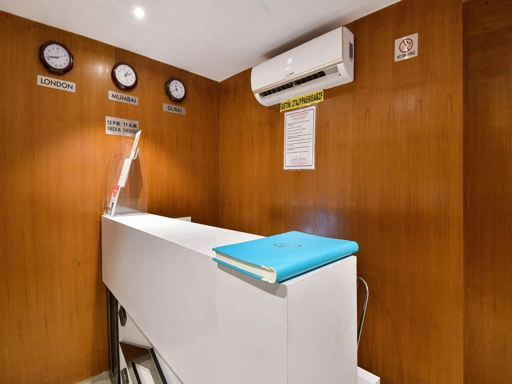 OYO 15535 Deluxe Residency