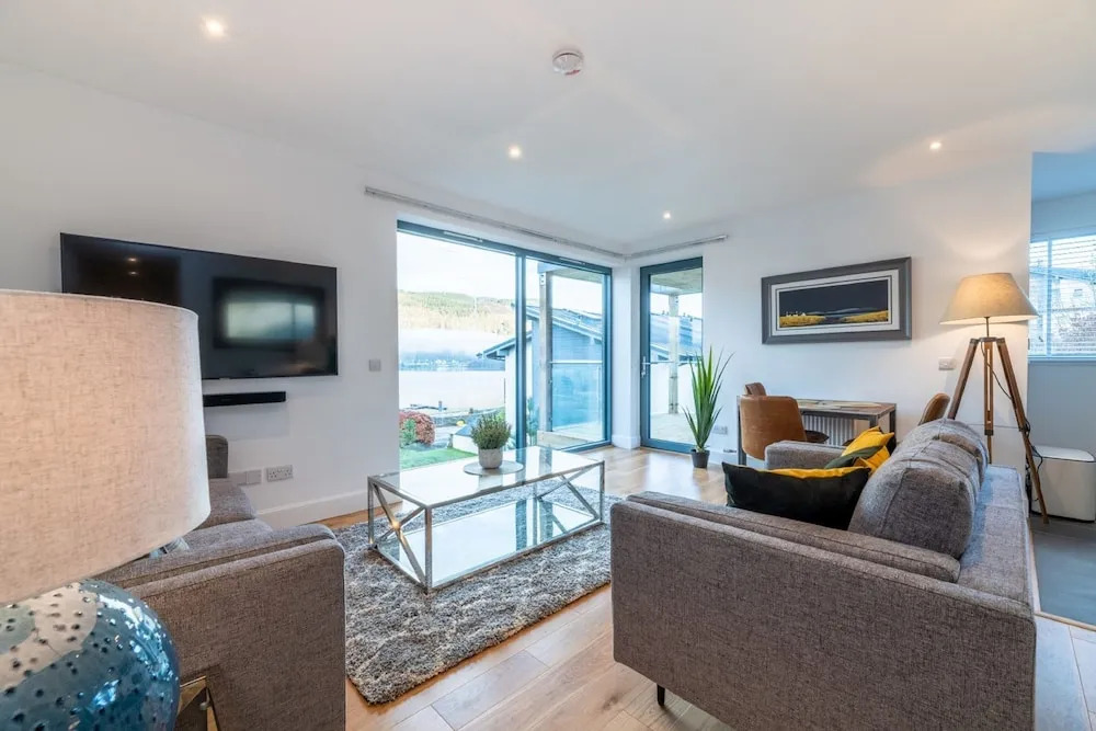 9 Loch View Luxury Loch Views