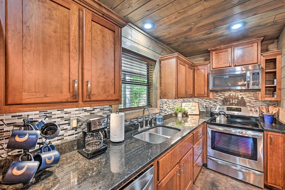 Luxe Broken Bow Cabin w/ Tesla Charging Station