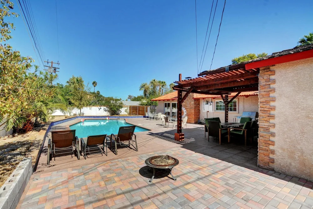 Las Vegas Elegance! Pool Table & Sparkling Pool! 3 Bedroom Home by RedAwning