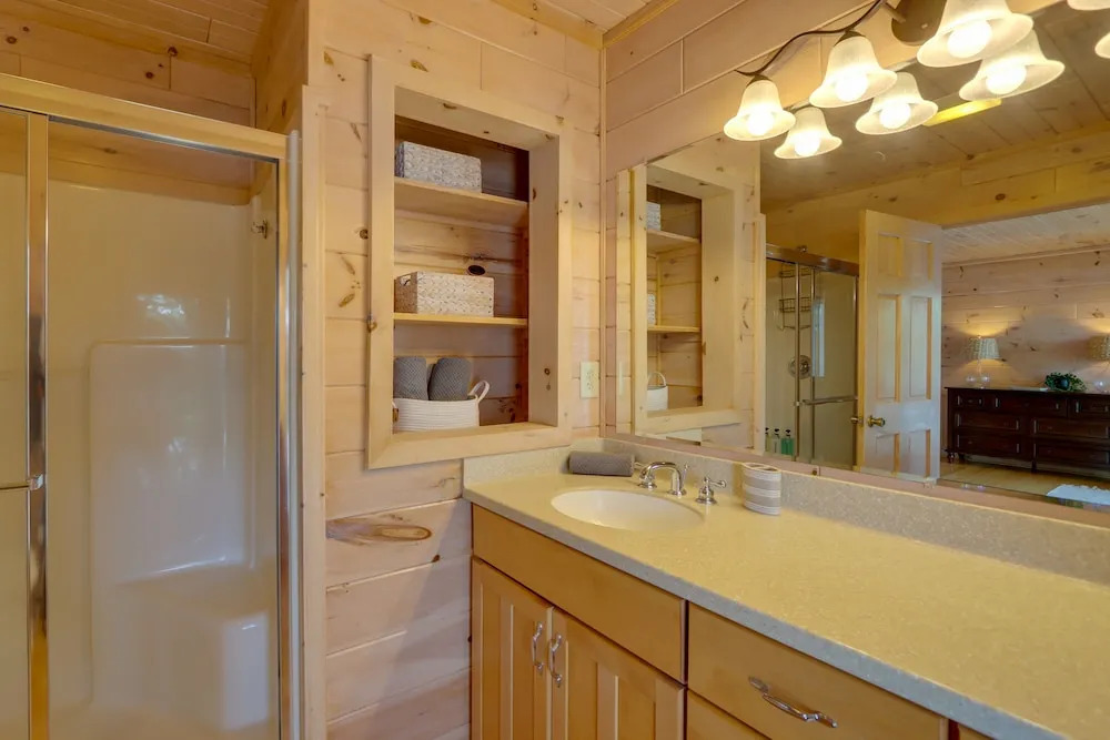 Mountain View Cabin on Lake Blue Ridge: Hot Tub