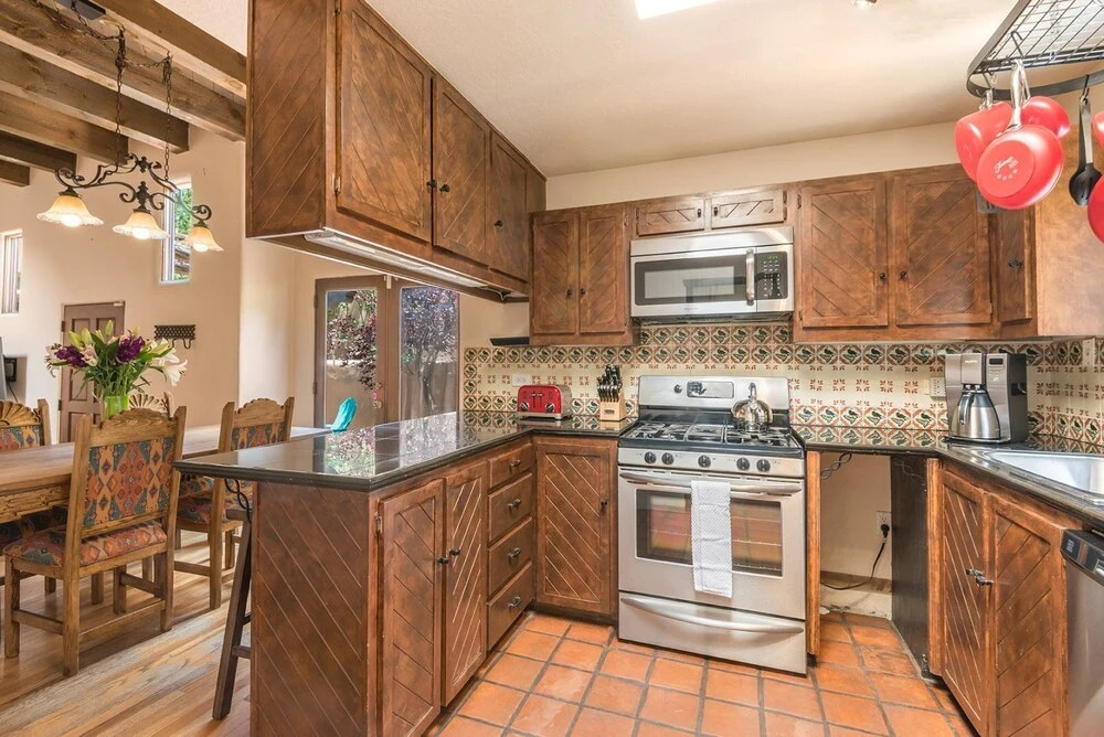 Alegre - Darling Vacation Home, Kiva Fireplace, Walk to the Plaza