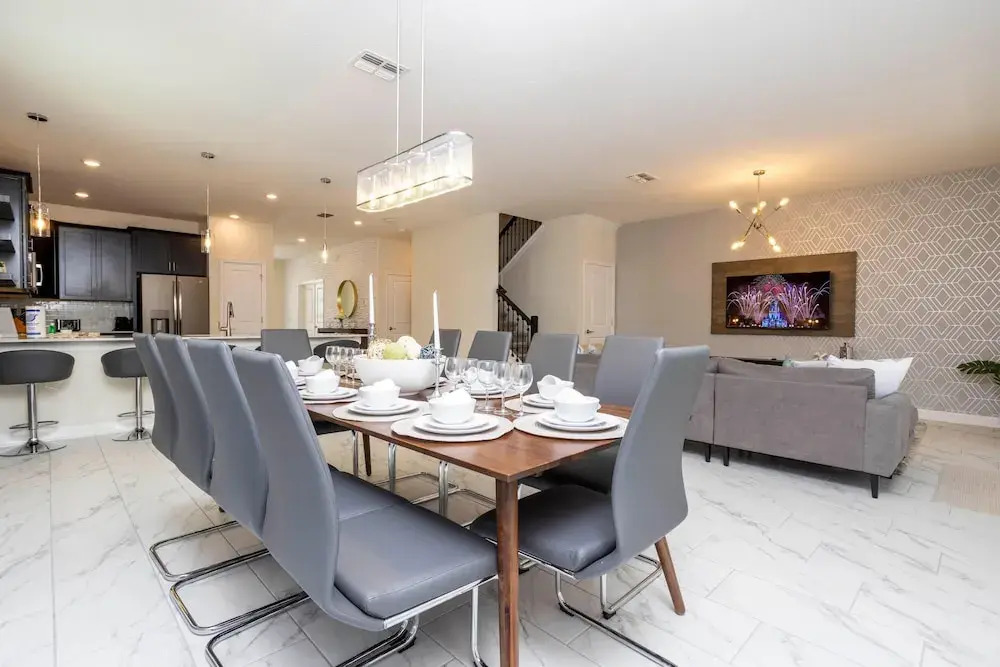 811 ST - 9BR Luxury Home: Private Pool