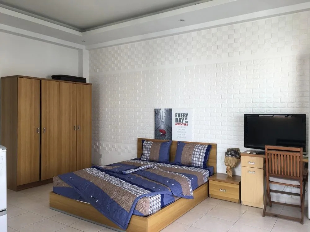 Smiley Apartment 12