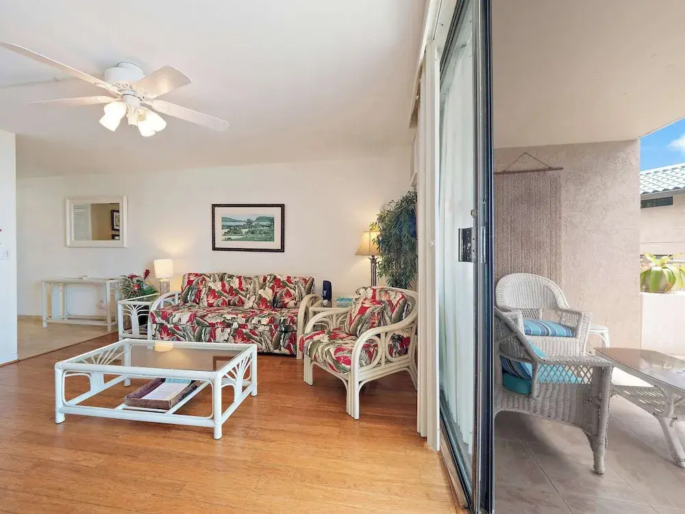 Kona Reef F2 Charming Oceanfront Condo for 4!