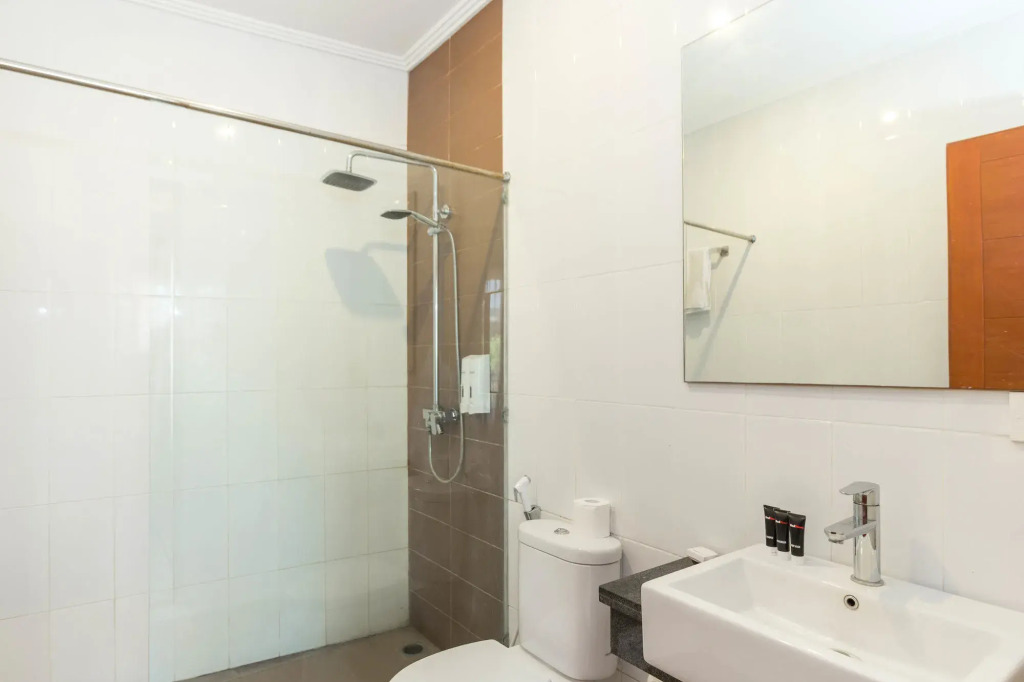 RedDoorz Plus Near Sanur Beach 2