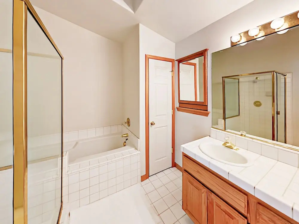 Peaceful W/ Private Hot Tub 5 Bedroom Home