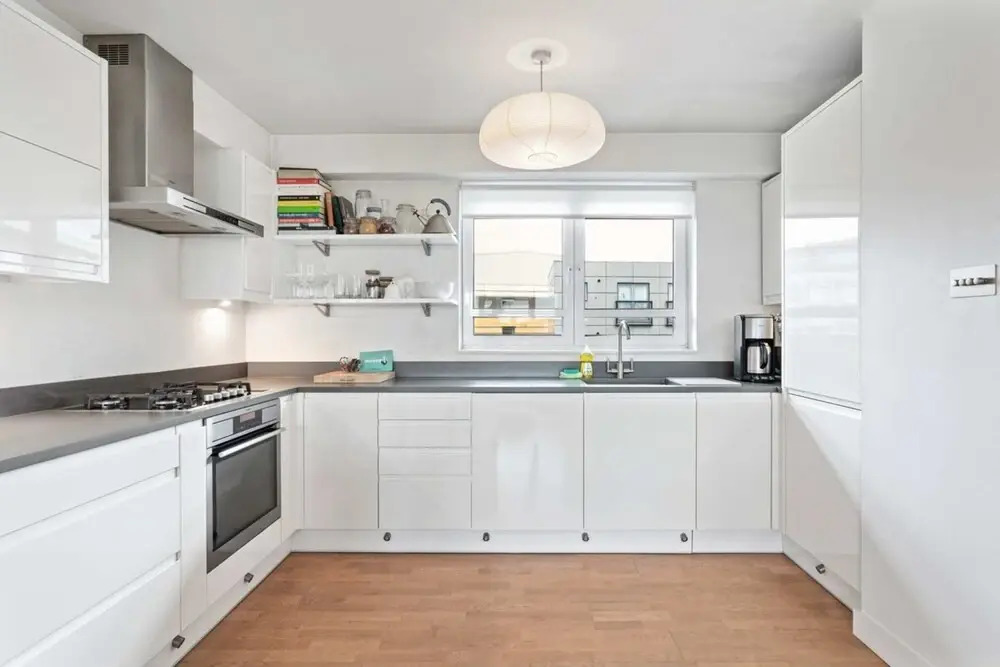 Lovely 2 Bed Apartment w Balcony nr River Thames