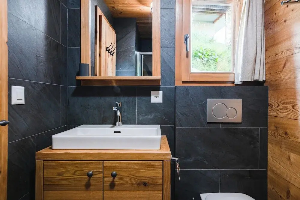 Authentic Swiss Spa Chalet Hot Tub & Sauna
