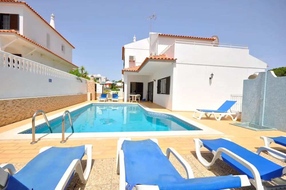 Spacious 4 Bedroom Villa Located in its own Grounds, With Private Pool and Bbq