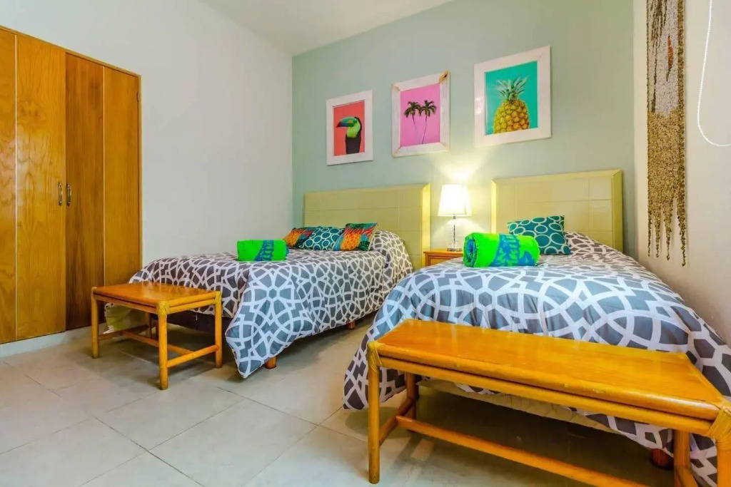 Dream Location! 2BR Near Beach+clubs!! Sleeps 6!!