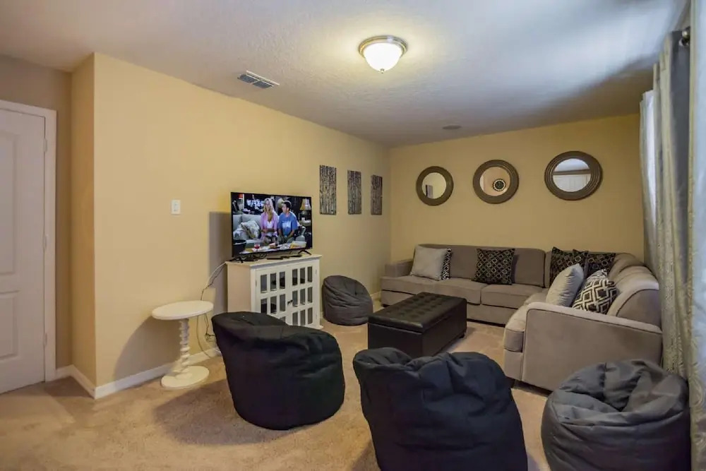 4970 Trafalgar Village