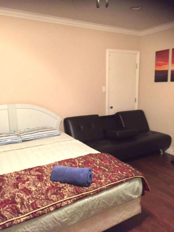 Great Tarzana Guest House