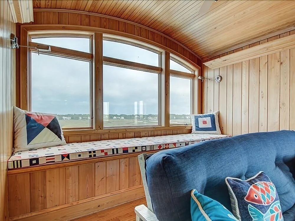 The Boat - 8 Br Home