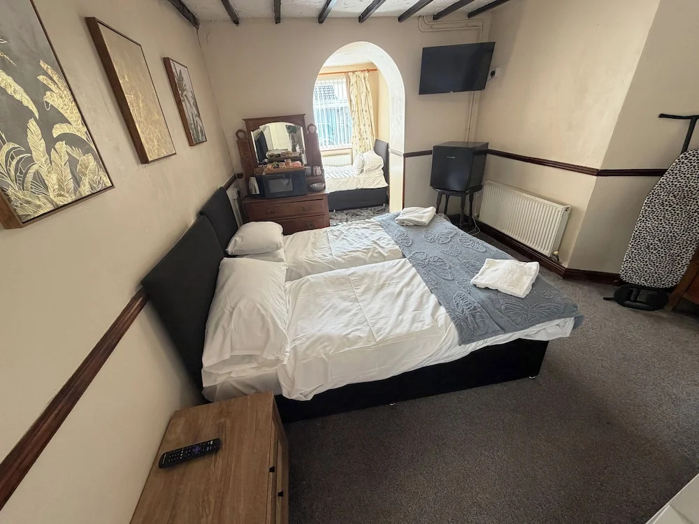 OYO Prince of Wales Country Hotel